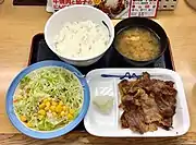 松屋の焼肉定食（松屋では客は焼かず、キッチンのスタッフが焼く）