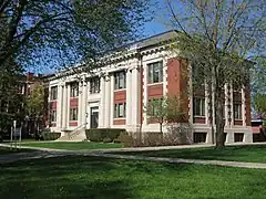 左: 1904年に建てられたグリネル大学のカーネギー図書館。現在はカーネギー・ホールという校舎になっている。右: 1906年に建てられたヘリック礼拝堂。