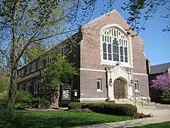 左: 1904年に建てられたグリネル大学のカーネギー図書館。現在はカーネギー・ホールという校舎になっている。右: 1906年に建てられたヘリック礼拝堂。
