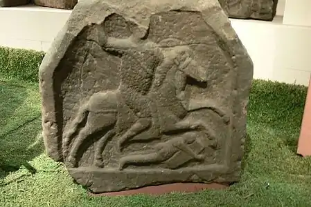 バルバロイの戦士を踏みつけるローマ騎兵のレリーフを持つ墓碑（4世紀または5世紀）