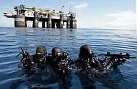 ミニUZIを手に潜水作戦訓練を行うブラジル海軍特殊部隊員（2005年2月16日）
