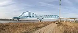 塩城市響水県側から望む建設中の連塩線・灌河特大橋。左側の灌河対岸は灌南県