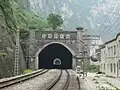 成都方の関村壩駅トンネル(駅線路一部がトンネル内にある)
