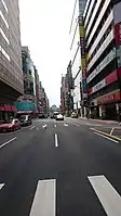 新光三越（写真左）のそばから南方向に撮影した館前路。奥に見えるのが国立台湾博物館（2018年10月18日撮影）