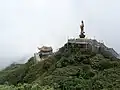 寺院近くの観音像