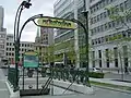 ヴィクトリア広場駅の入り口