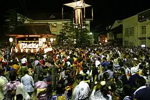 屋形の周りで踊る郡上踊り