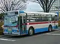 青いラインが入った元大阪市営バスの中古車(前橋駅前にて)
