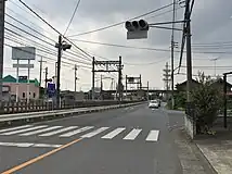 館林市・大街道二丁目交差点（終点、2015年6月）↑方向が県道8号、→が県道2号（至邑楽町、高根跨線橋）、↓が県道2号（至館林市街）である。左手には東武伊勢崎線、奥には高根跨線橋（県道2号）が見える。