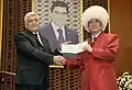 訪問先のトルクメニスタンでテルペクをかぶった安倍晋三
