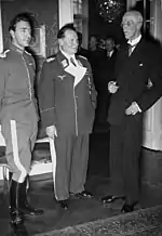 将官用特別制服を着ているゲーリング元帥(1939年スウェーデン王グスタフ5世とグスタフ・アドルフ王子とともに)