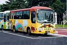 朝日自動車加須営業所の車両西循環「浮き城号」過去の路線別専用塗装。後ろにも緑色の塗装の車両が見える。