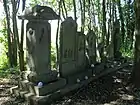 古墳脇にある石仏群。元々は墳頂に建てられていた。