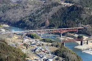 下流側の苗木城址の天守展望台から望む木曽川に架かる岐阜県道6号中津川田立線の玉蔵大橋とその手前に旧北恵那鉄道北恵那鉄道線の木曽川橋梁(2017年3月4日撮影)