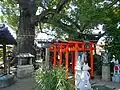 楠大明神と大楠（左後方）