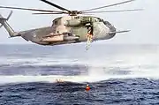 洋上でホバリングするHH-53C