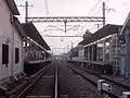 北側の踏切からホームを望む