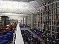 航空会社ラウンジ（左）と出発待合室 (2006年)