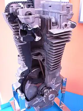 フジ1級車単気筒(カットエンジン)