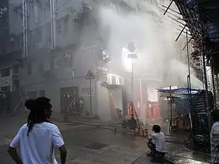 香港映画における、雨に煙る街角のシーンの野外撮影。香港の太平山街(英語版) (Tai Ping Shan Street) にて、2012年6月撮影。