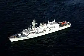 沿岸警備隊のHH-65 ドルフィンと訓練を行う本艦(2008年)