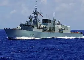 「キティホーク」右舷を航行する本艦（2008年）