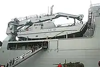 右舷側クレーンとLCM。