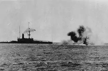沈没する「ヴィクトリア」（右）。左の艦は戦艦「ナイル」