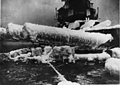 1941年に行われたソ連への船団護衛時に撮影されたアンソン。艦首で砕けた波が主砲塔2基にまで届いて結氷した。