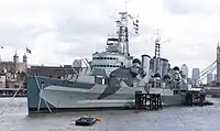 イギリス海軍軽巡洋艦「ベルファスト」現在は展示艦として帝国戦争博物館が所有している（2004年）