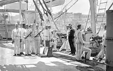 19世紀末のイギリス海軍将兵。前面のボタンはなく、「トリン・キャップ」と思われる(1889年)