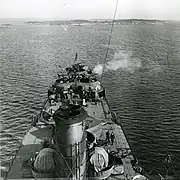 後部甲板上の40mm機関砲。15cm連装砲塔は右舷を指向している（1944 - 1945年）。