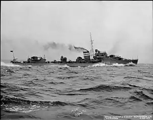 公試中のJ級駆逐艦「ジェーナス」。煙突の白線2本は第7駆逐艦戦隊所属を示す。（1939年8月5日撮影）