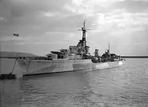 係留されるトライバル級駆逐艦ターター