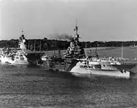 イギリス海軍の空母ユニコーン（左）とイラストリアス（1944年）