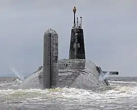 後方から見たヴァンガード(HMS Vanguard)