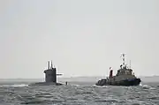 悪天候のなか、タグボートSDバスラーに先導されポーツマス海軍基地に接近中のドルファイン（HNLMS Dolfijn）（2009年11月19日）