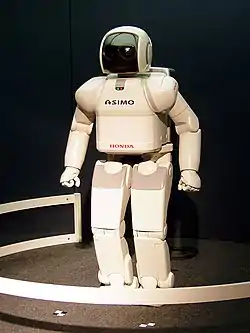 2000年にホンダが制作した ASIMO は、見事な2足歩行を実現し人々を感動させ、エキスポ2005に展示された。