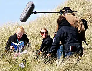 映画『ハリー・ポッター』シリーズにおける野外撮影の光景。左端は女優イヴァナ・リンチ。ウェールズの最西端に位置するペンブルックシャーにて、2009年5月撮影。