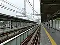 本線ホーム(大阪方に向けて撮影。なお、奥の1番線ホームの壁面は、のちに金網からアクリル板に取り替えられている)