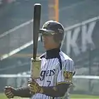 両耳付きヘルメットを着用するスイッチヒッター(西岡剛)