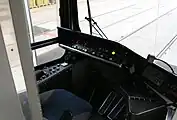 運転台の足元にはペダルが設置されている（3102）