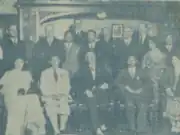 ベルギーのブリュッセルにある日本大使館の歓迎晩餐会で記念撮影。前列中央が日白協会副会長のポン中将、その両隣に栗村(向かって左)と熊川(右)、2列目中央は代理大使の芦田均。
