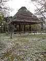 奄美大島の高倉(屋根に見える部分(屋根裏)に収納する。日本民家集落博物館)