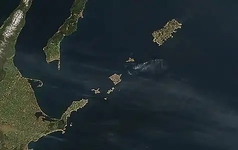 歯舞群島周辺根室半島（左下）、色丹島（右上）、国後島（上）
