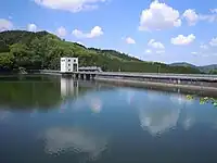 ダム湖から望む堰堤
