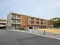 埴生小学校・中学校（2022年4月撮影、埴生280番地）