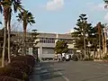 埴生中学校（2011年当時。2020年以降は手前部分に埴生小学校校舎が建設されている。埴生280番地）
