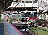 仮設ホームに停車中の227系電車（2018年9月）