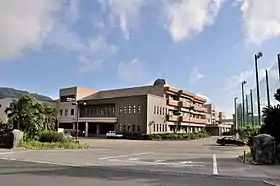 東京都立八丈高等学校正門